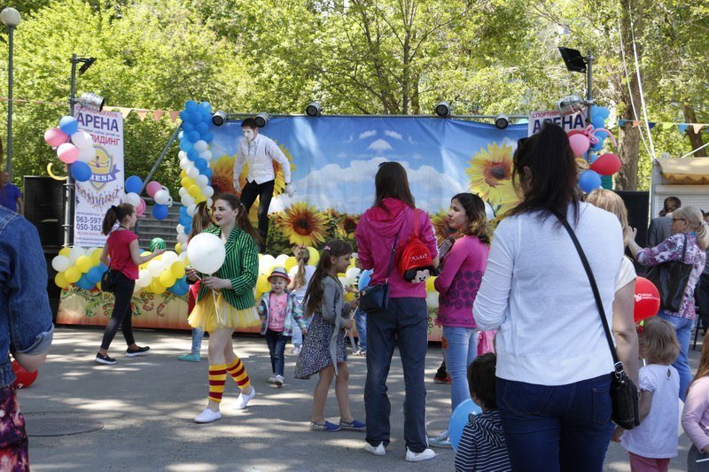 Мимы, конкурсы и музыка: в двух парках Днепра открыли летний сезон 13