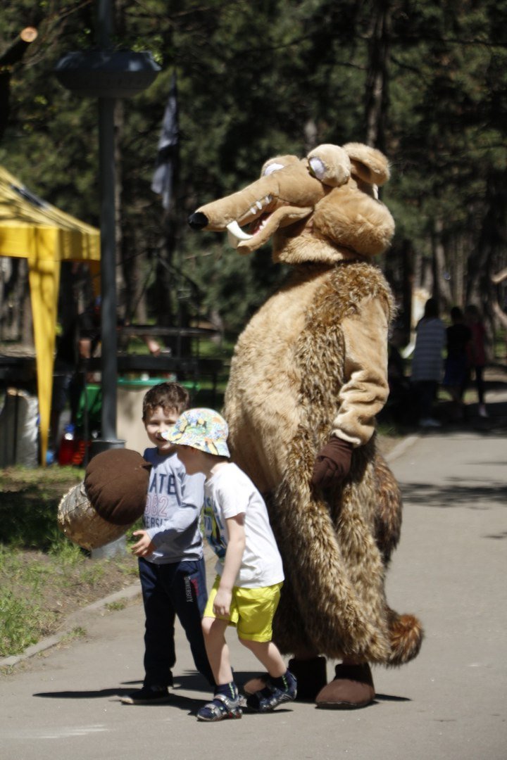 Мимы, конкурсы и музыка: в двух парках Днепра открыли летний сезон 14