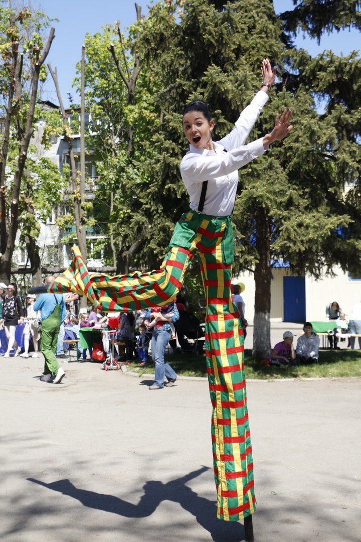 Мимы, конкурсы и музыка: в двух парках Днепра открыли летний сезон 15