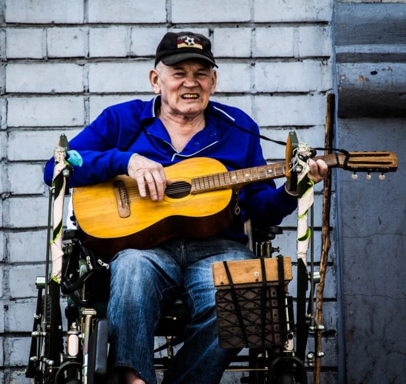 Обитатели улиц: как люди зарабатывают в центре Днепра 8