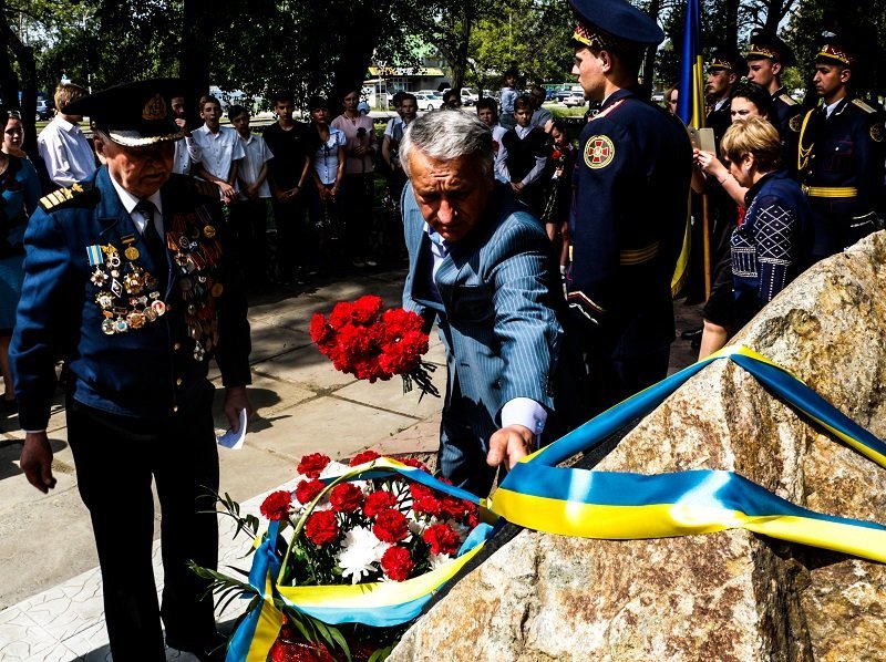 В Днепре открыли памятный знак курсантам Днепропетровского артиллерийского училища 5