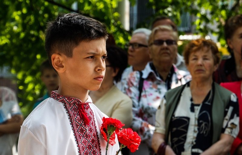 В Днепре открыли памятный знак курсантам Днепропетровского артиллерийского училища 6