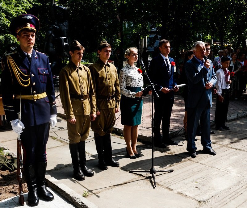 В Днепре открыли памятный знак курсантам Днепропетровского артиллерийского училища 8