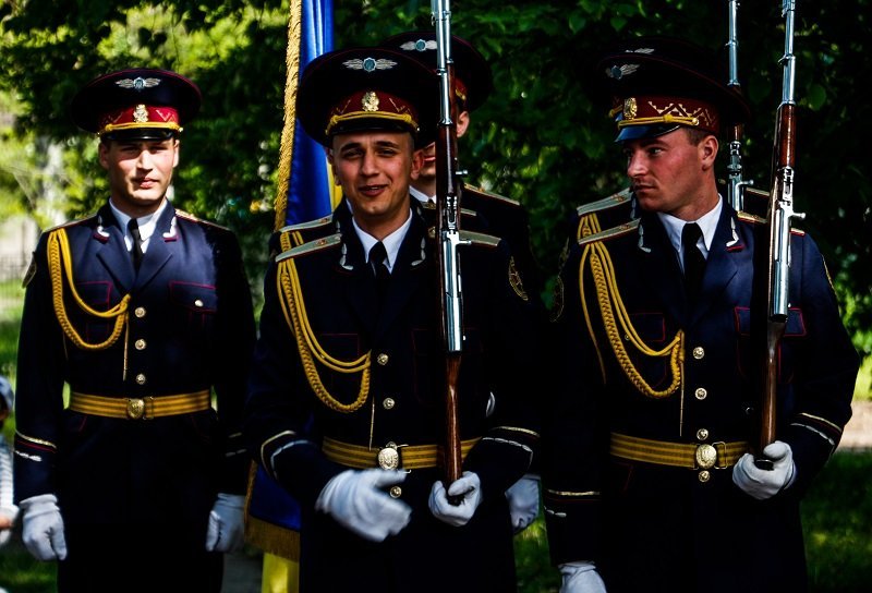 В Днепре открыли памятный знак курсантам Днепропетровского артиллерийского училища 19