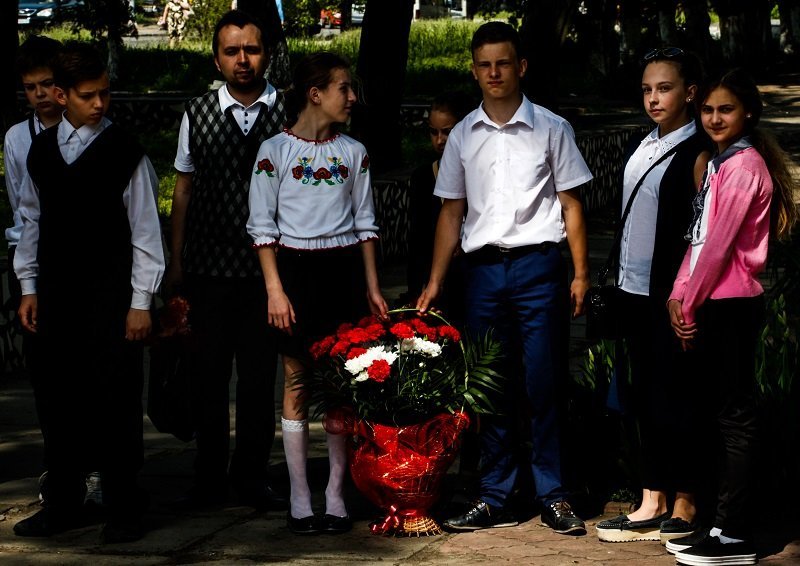 В Днепре открыли памятный знак курсантам Днепропетровского артиллерийского училища 20