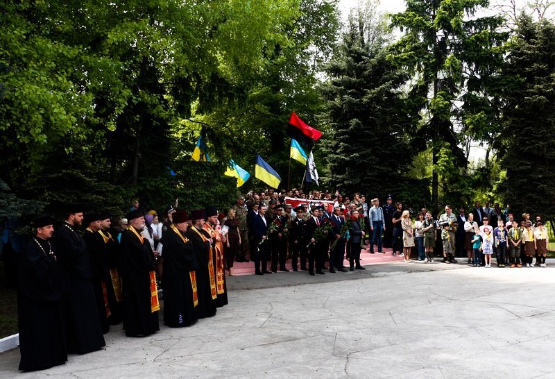 В Днепре торжественно возложили цветы к Мемориалу воинам, погибшим во Второй мировой войне 1