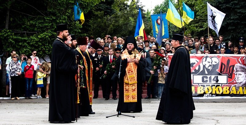 В Днепре торжественно возложили цветы к Мемориалу воинам, погибшим во Второй мировой войне 4