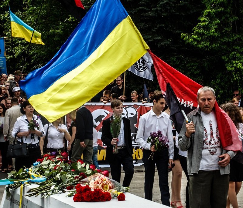 В Днепре торжественно возложили цветы к Мемориалу воинам, погибшим во Второй мировой войне 9
