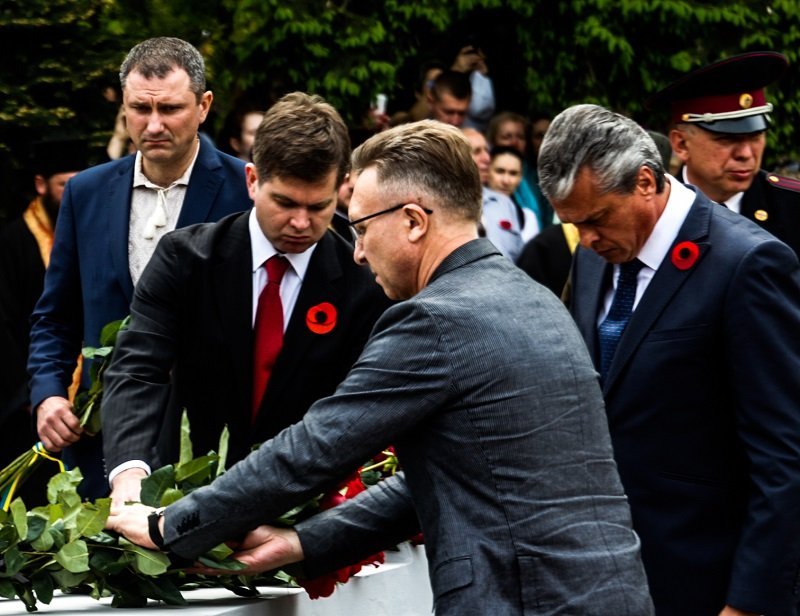 В Днепре торжественно возложили цветы к Мемориалу воинам, погибшим во Второй мировой войне 14