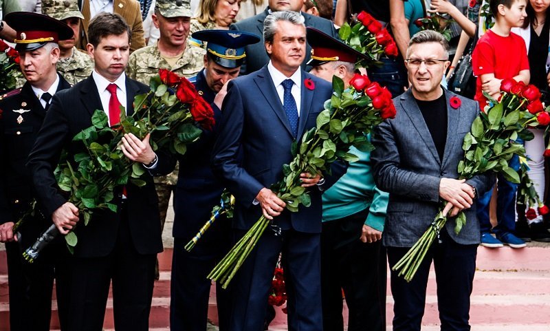 В Днепре торжественно возложили цветы к Мемориалу воинам, погибшим во Второй мировой войне 23