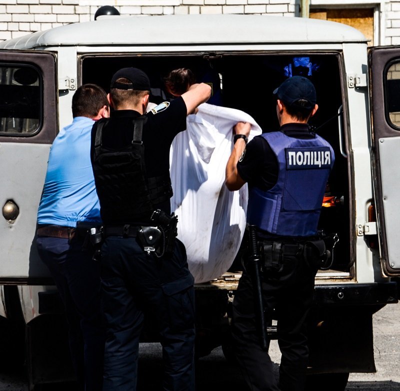 На Победе на парковке нашли труп мужчины с пробитой головой 6