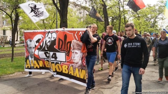 В Днепре прошел Марш Примирения с портретами Бандеры и Шухевича 1