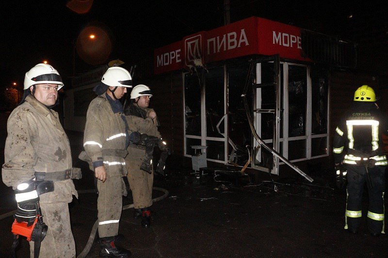 Ночной поджог: на бульваре Славы сгорел киоск "Море пива" 1
