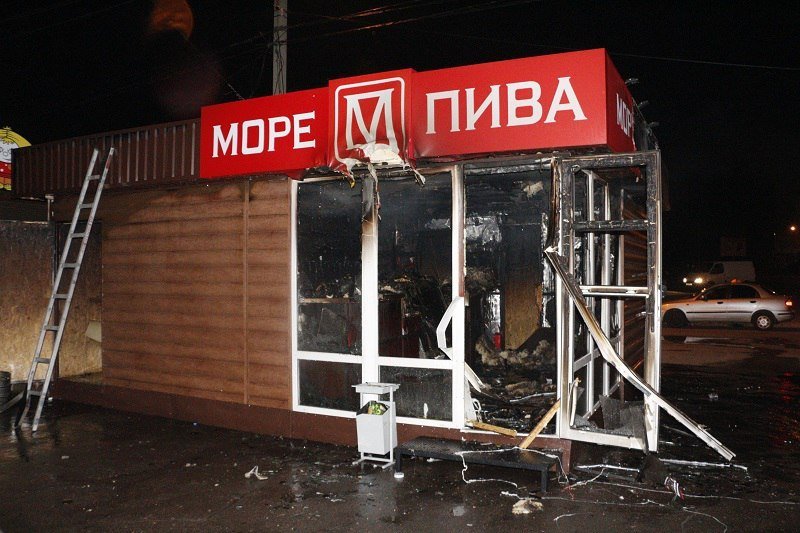 Ночной поджог: на бульваре Славы сгорел киоск "Море пива" 2