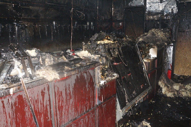 Ночной поджог: на бульваре Славы сгорел киоск "Море пива" 7