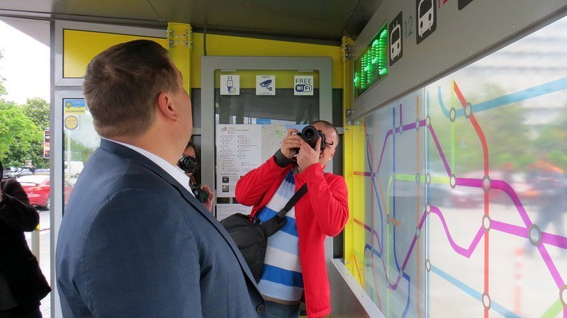В Днепре открыли очередную современную остановку с видеонаблюдением и Wi Fi 3