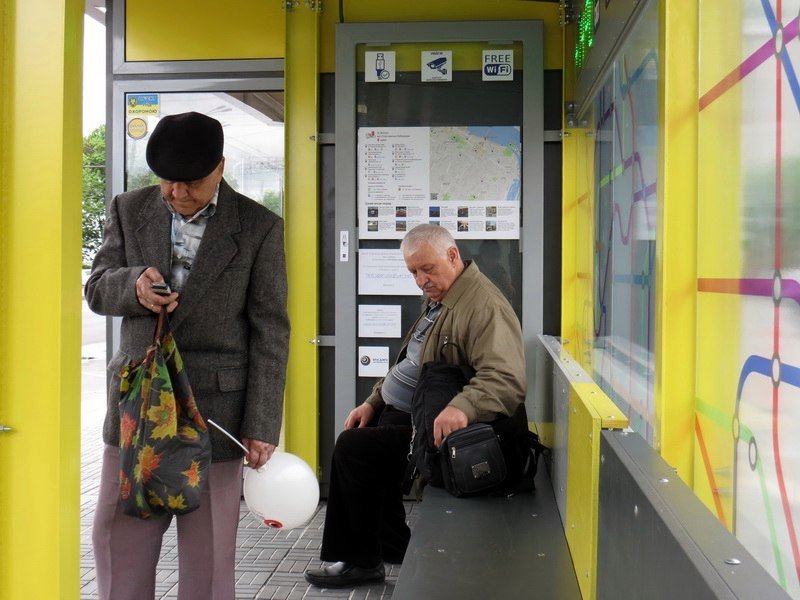 В Днепре открыли очередную современную остановку с видеонаблюдением и Wi Fi 6