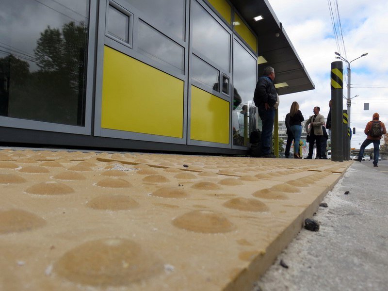 В Днепре открыли очередную современную остановку с видеонаблюдением и Wi Fi 11