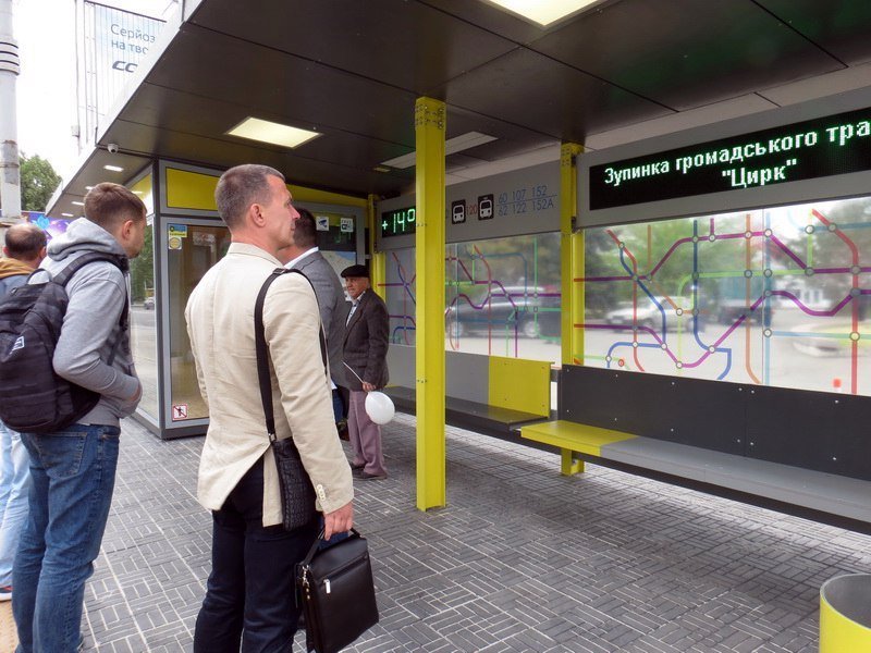 В Днепре открыли очередную современную остановку с видеонаблюдением и Wi Fi 12