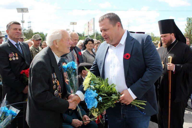В Днепре почтили память погибших и возложили цветы к памятнику 152-й дивизии 1