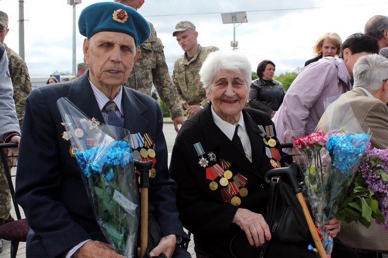 В Днепре почтили память погибших и возложили цветы к памятнику 152-й дивизии 4
