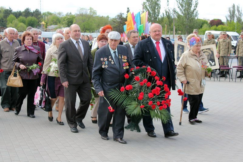 В Днепре почтили память погибших и возложили цветы к памятнику 152-й дивизии 6