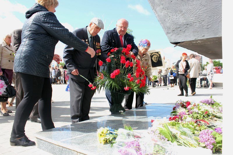 В Днепре почтили память погибших и возложили цветы к памятнику 152-й дивизии 7