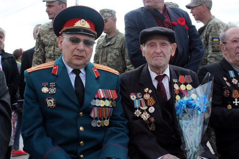 В Днепре почтили память погибших и возложили цветы к памятнику 152-й дивизии 8