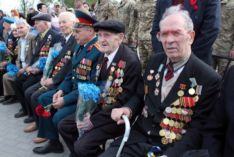 В Днепре почтили память погибших и возложили цветы к памятнику 152-й дивизии 9