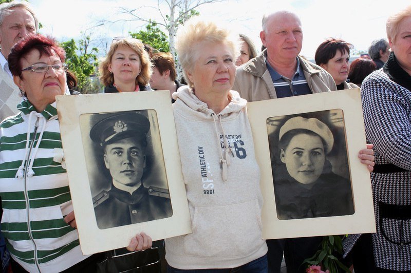 В Днепре почтили память погибших и возложили цветы к памятнику 152-й дивизии 10