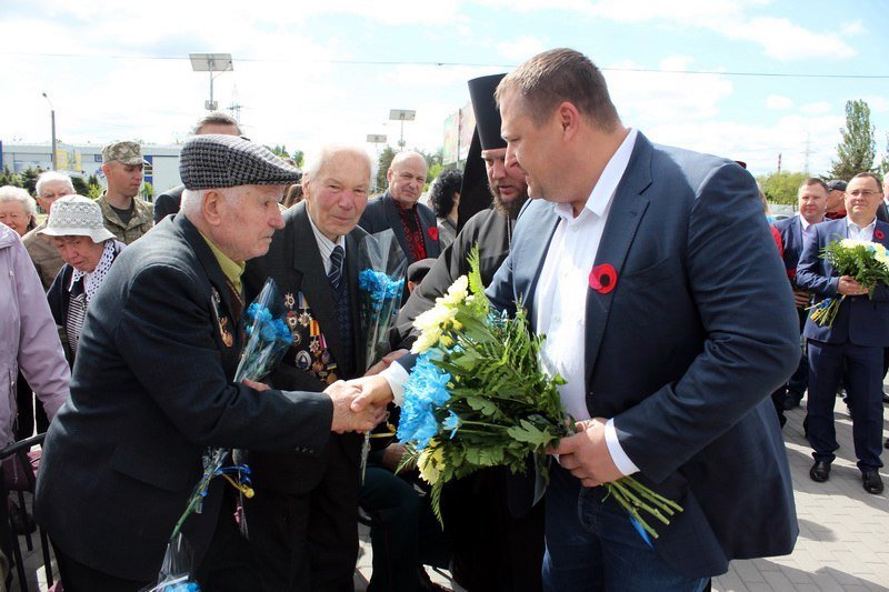 В Днепре почтили память погибших и возложили цветы к памятнику 152-й дивизии 11
