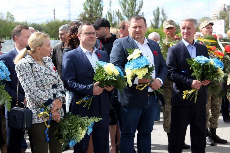 В Днепре почтили память погибших и возложили цветы к памятнику 152-й дивизии 12