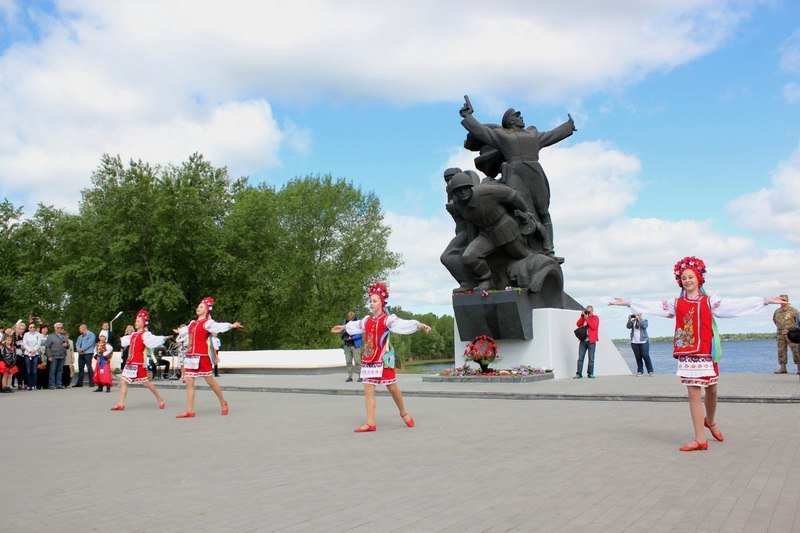 В Днепре почтили память погибших и возложили цветы к памятнику 152-й дивизии 13