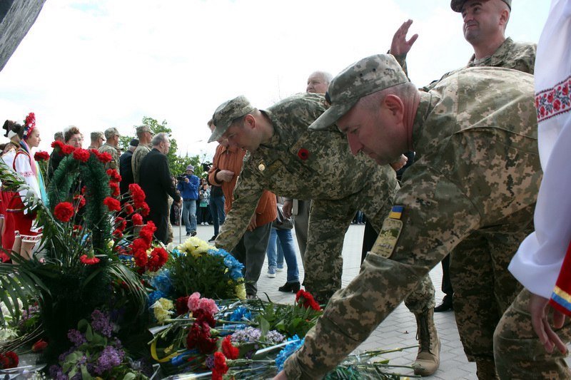 В Днепре почтили память погибших и возложили цветы к памятнику 152-й дивизии 14