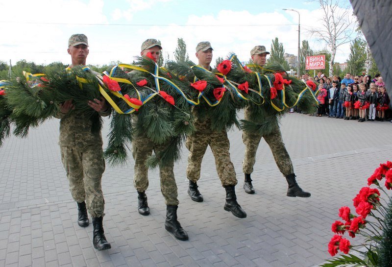 В Днепре почтили память погибших и возложили цветы к памятнику 152-й дивизии 15