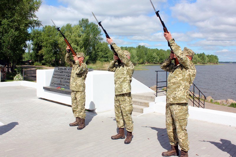 В Днепре почтили память погибших и возложили цветы к памятнику 152-й дивизии 16