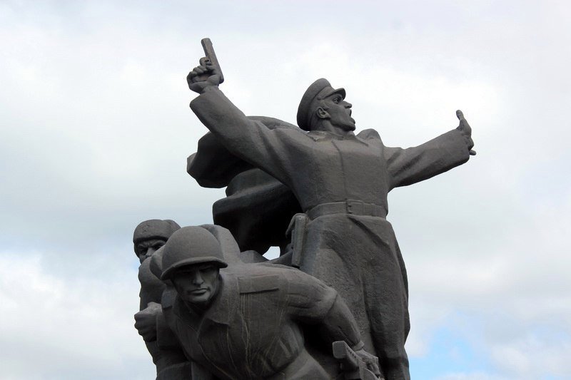 В Днепре почтили память погибших и возложили цветы к памятнику 152-й дивизии 17