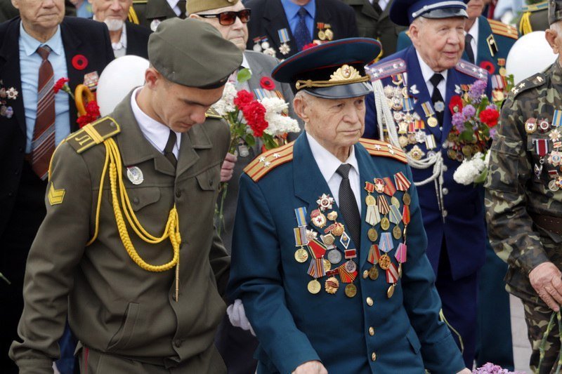 Вспомнить все: в Днепре состоялось возложение цветов к Памятнику Славы 1