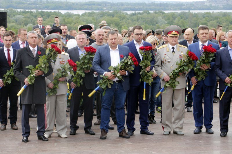 Вспомнить все: в Днепре состоялось возложение цветов к Памятнику Славы 2