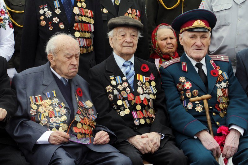 Вспомнить все: в Днепре состоялось возложение цветов к Памятнику Славы 9