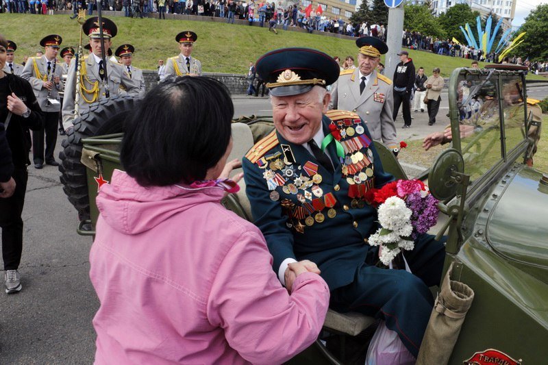 Вспомнить все: в Днепре состоялось возложение цветов к Памятнику Славы 11