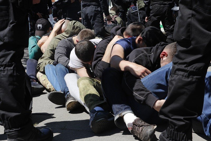 Драка возле цирка в Днепре: полиция, дубинки и крики горожан 1