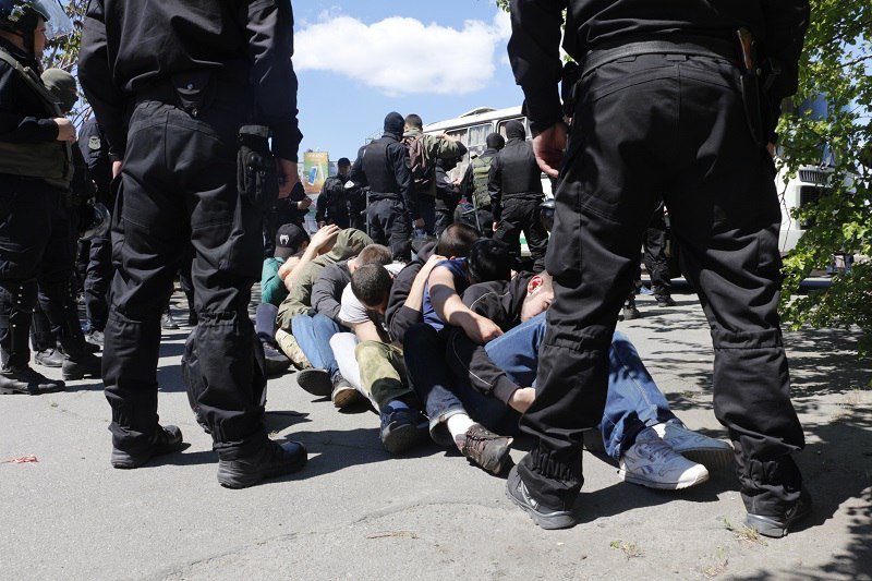 Драка возле цирка в Днепре: полиция, дубинки и крики горожан 2