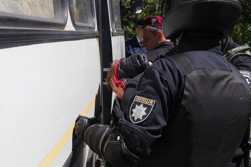 Драка возле цирка в Днепре: полиция, дубинки и крики горожан 3