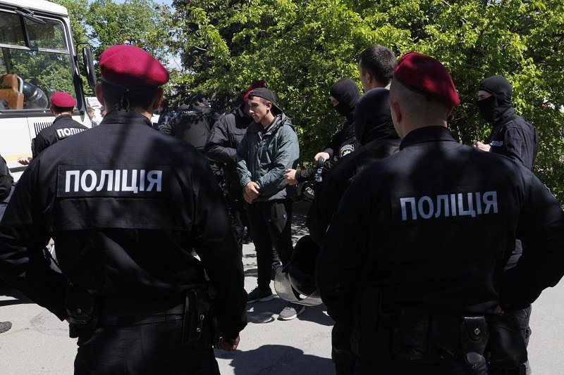 Драка возле цирка в Днепре: полиция, дубинки и крики горожан 4