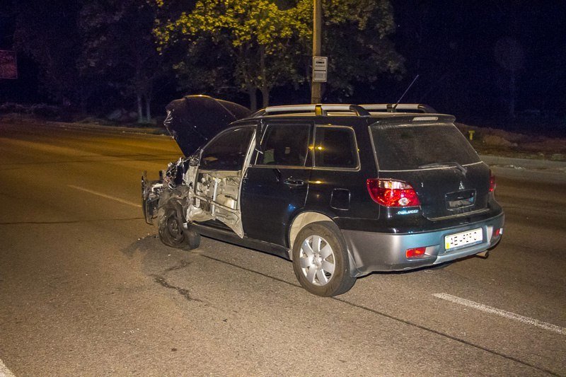Масштабная авария на Набережной Победы: столкнулись Skoda и Mitsubishi 1