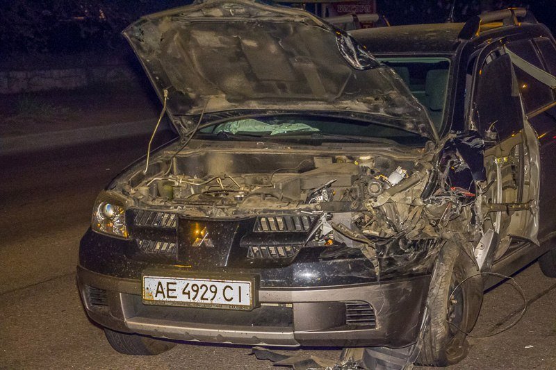 Масштабная авария на Набережной Победы: столкнулись Skoda и Mitsubishi 2