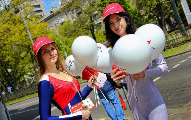 Диджеи и модели в центре! Рабочий день после праздников начался динамично! 1