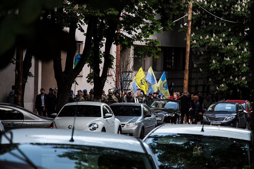 Сотни людей в камуфляжной форме, флаги и плакаты: как протестуют под стенами управления полиции 1