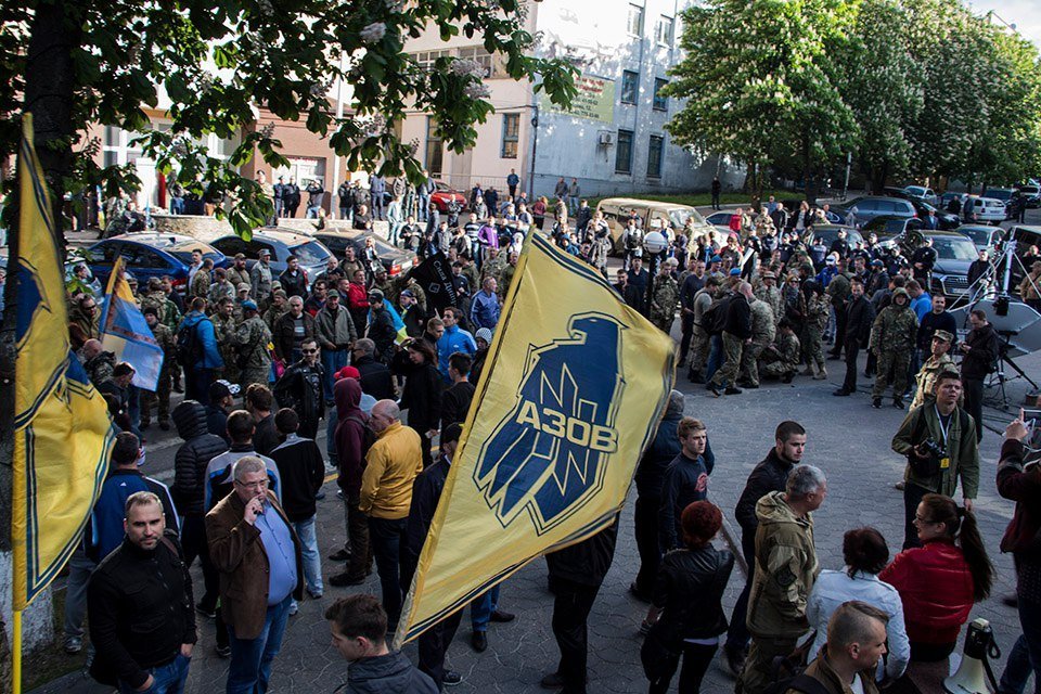Сотни людей в камуфляжной форме, флаги и плакаты: как протестуют под стенами управления полиции 2